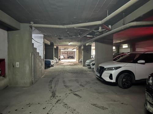 Un estacionamiento vacío con autos estacionados en él en Paramont Tucuman 2, en San Miguel de Tucumán