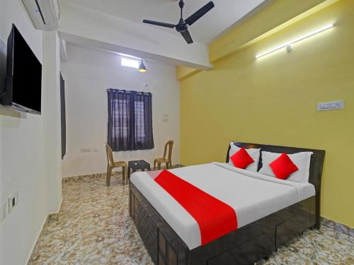 Haidar SāhibgūdaHotel O ROYAL STAY的房间里有一张床和一台电视的卧室