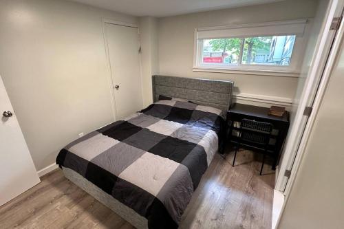 Postel nebo postele na pokoji v ubytování 2 Bd 2 Ba Unit laundry &kitchen