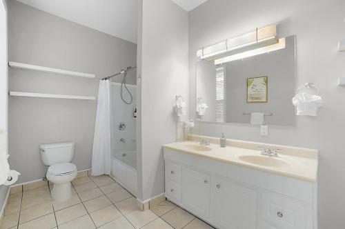 Koupelna v ubytování Spacious 3-Bedroom with King Bed & Prime Location