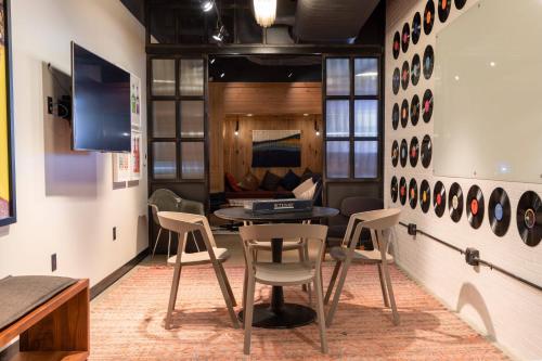 Гостиная зона в Moxy Nashville Downtown
