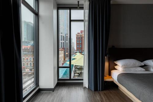 Кровать или кровати в номере Moxy Nashville Downtown