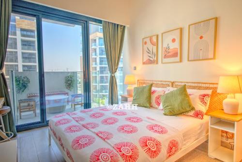une chambre avec un lit et une grande fenêtre dans l'établissement Studio Haven, à Dubaï