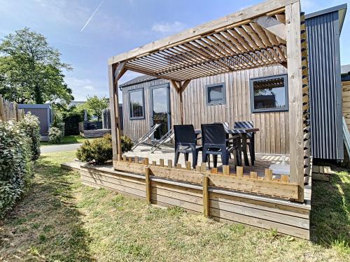 Photo de la galerie de l'établissement Tiny House bois avec terrasse, piscine, wifi, animaux admis, parking - 200m de la plage - FR-1-361A-88, à Jullouville