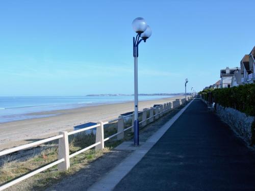 Photo de la galerie de l'établissement Tiny House bois avec terrasse, piscine, wifi, animaux admis, parking - 200m de la plage - FR-1-361A-88, à Jullouville