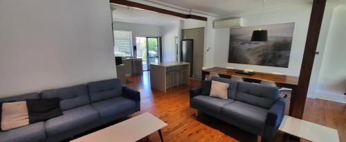 Ruang duduk di Beachcomber - 39 Phillip Drive South West Rocks