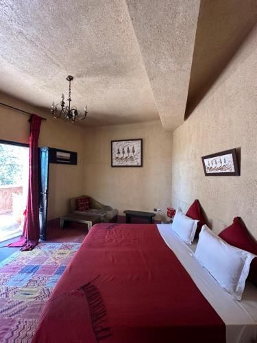 Una cama o camas en una habitación de Riad Kasbah Omar