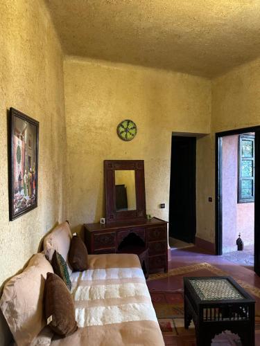 Una cama o camas en una habitación de Riad Kasbah Omar