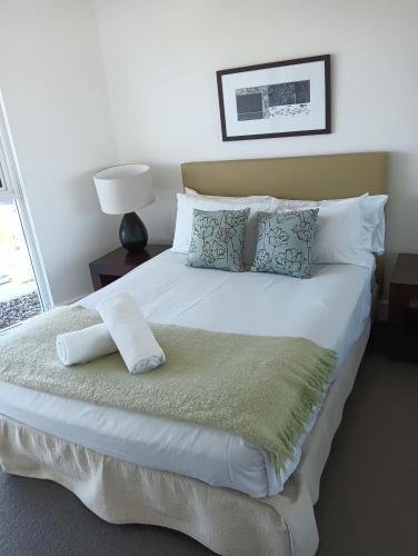 Katil atau katil-katil dalam bilik di Kirra Surf Apartments