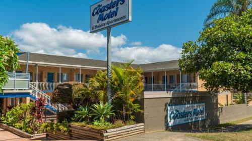 a street sign in front of a building at Coasters 22 in Sawtell