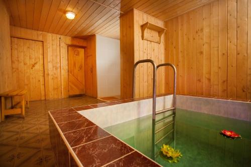 Habitación de madera con baño con bañera. en Sanatoriy Pyatigorye, en Pyatigorsk