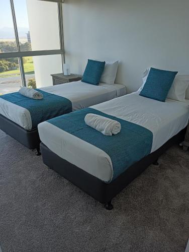Katil atau katil-katil dalam bilik di Kirra Surf Apartments