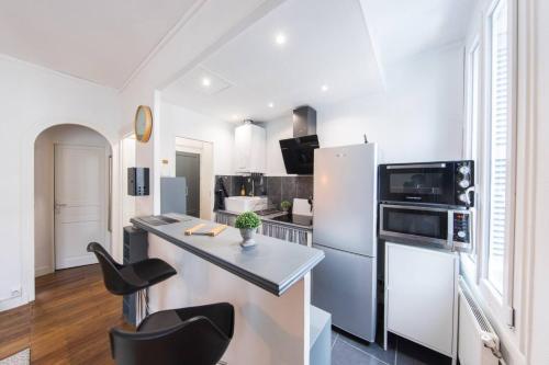 - une cuisine avec des appareils électroménagers blancs et un comptoir dans l'établissement ZACH Appart - Tours Centre Les Prébendes, à Tours