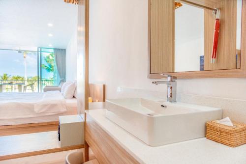 Giường trong phòng chung tại Beachfront Luxury Apartment 32
