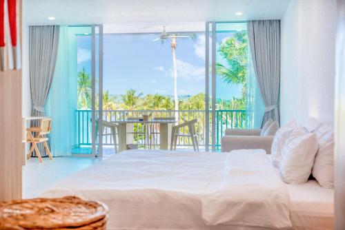 Giường trong phòng chung tại Beachfront Luxury Apartment 32