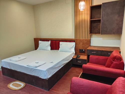 Postel nebo postele na pokoji v ubytování Hotel Geetha International