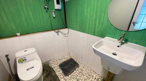 a bathroom with a sink and a toilet and a mirror at เบาบับ คาเฟ่ & แคมป์ปิ้ง in Ban Nong Khwang
