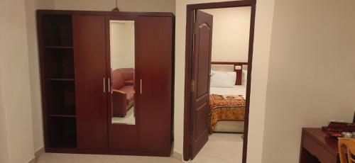 Una cama o camas en una habitación de Hotel Geetha International
