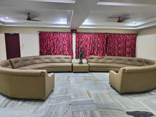 Un lugar para sentarse en Hotel Geetha International