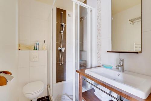 une salle de bain avec un lavabo, des toilettes et une douche dans l'établissement Charming suite close to Grand Rex, à Paris
