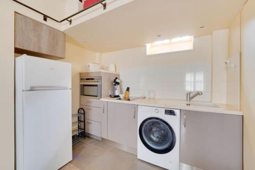 une cuisine avec une machine à laver et un évier dans l'établissement Charming suite close to Grand Rex, à Paris