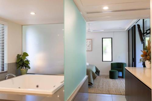 Imagine din galeria proprietății Luxury Port Douglas beachside 3 Bedroom Sea Temple Apartment with Private roof terrace în Port Douglas