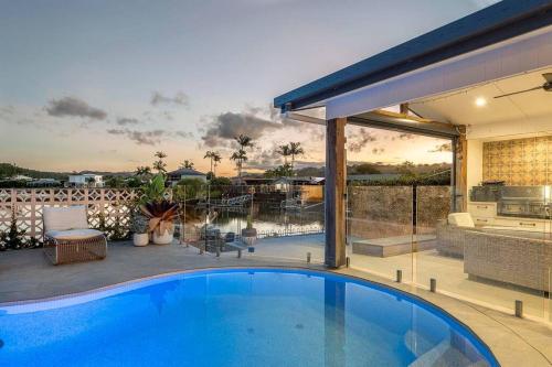 Piscina en o cerca de Luxe Modern Waterfront 4BR Oasis Wifi, BBQ & Pool