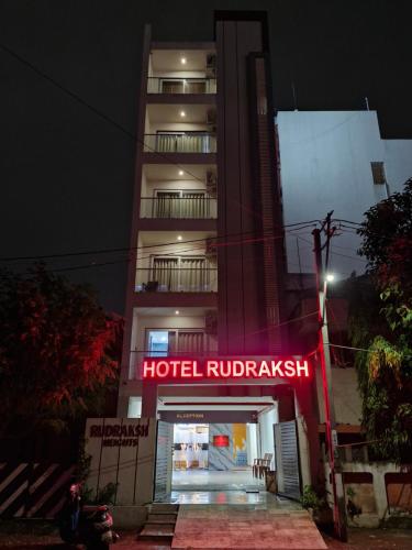 拉杰果德Hotel Rudraksh的大楼前有红色标志的酒店