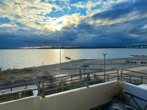 a view of a beach and the water at Traumferienwohnung222 in Neustadt in Holstein