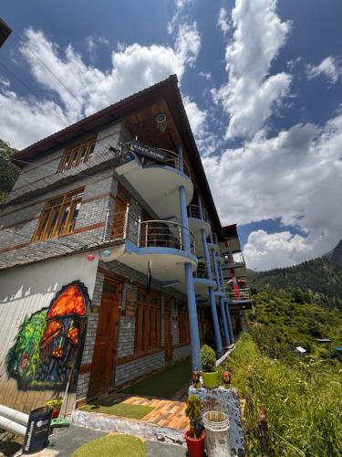 a house with a painting on the side of it at Cafekush tosh in Tosh
