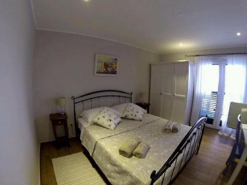 Villa Mirjana - Comfort Studio Apartment with Terrace and Sea View Cikas