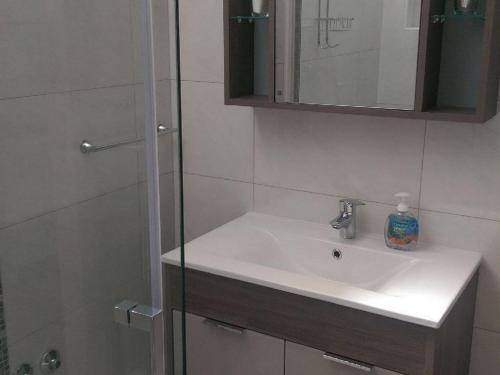 Villa Mirjana - Comfort Studio Apartment with Terrace and Sea View Cikas