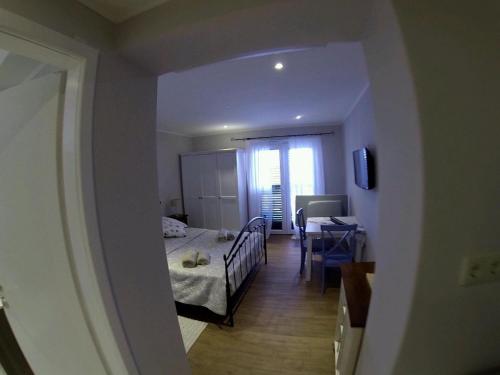 Villa Mirjana - Comfort Studio Apartment with Terrace and Sea View Cikas