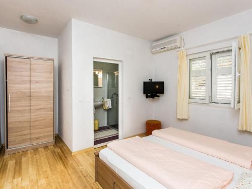 Postel nebo postele na pokoji v ubytování Guest House Oreb - One Bedroom Apartment with Terrace and Sea View
