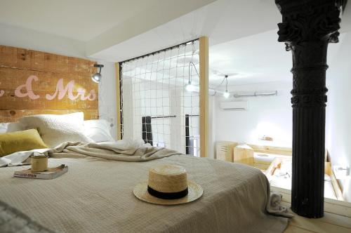 una camera da letto con un letto con un cappello sopra di The Hat Madrid a Madrid