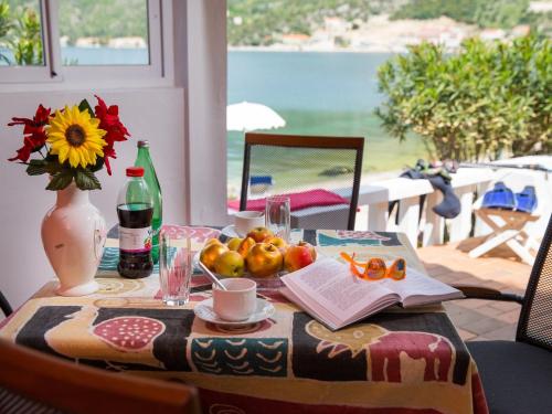 Seaside Studio - Studio Apartment with Private Beach and Sea View