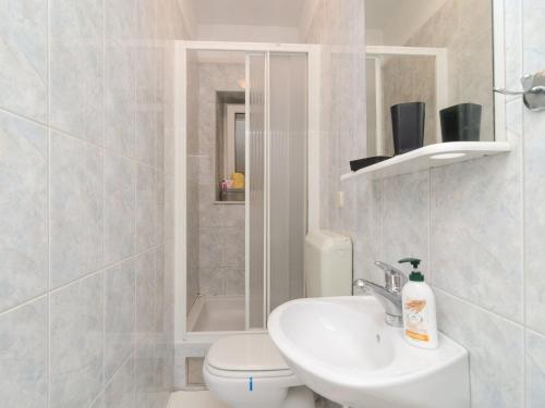 Apartments Davor - Two Bedroom Apartment with Sea View and Terrace