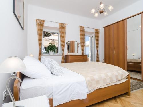 Apartments Davor - Two Bedroom Apartment with Sea View and Terrace