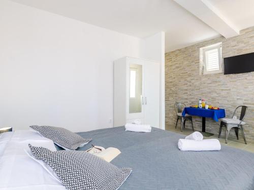 Miracle Apartments - Comfort Studio Apartment with Terrace and City View