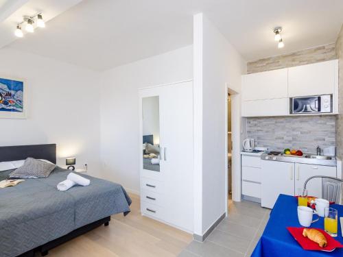 Miracle Apartments - Comfort Studio Apartment with Terrace and City View