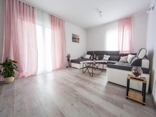 Holiday Home J&D No 3-Six Bedroom House with Pool