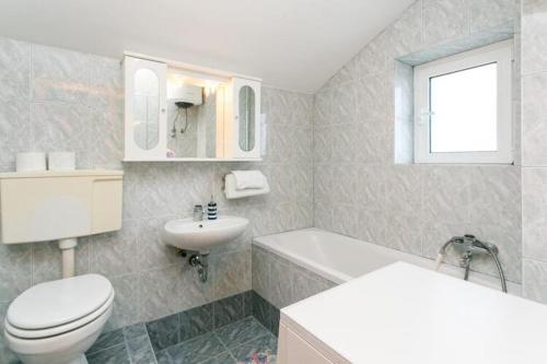 Koupelna v ubytování Apartments Laura Mljet - One Bedroom Apartment with Balcony and Sea View