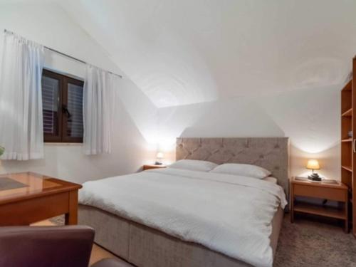 Guest House Kono - Two-Bedroom Apartment with Balcony and Sea View - Marka Gjaje Street