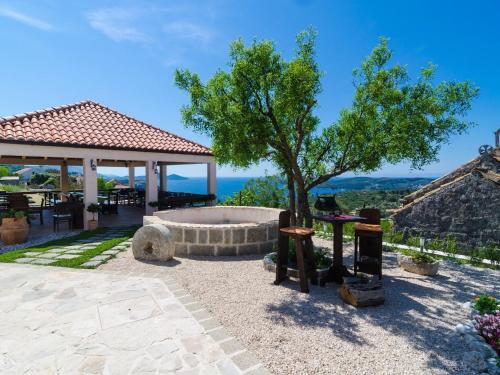 a patio with a tree and a tub at Apartment&Rooms Savonari - Two Bedroom Studio Apartment with Terrace in Orasac