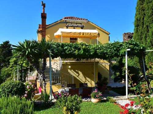 2 bedroom apartment with garden