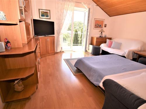 2 bedroom apartment with garden