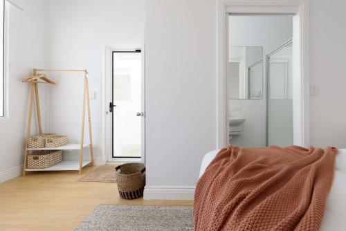 Bilik mandi di Stylish Escape with Sea Breezes & Comfort