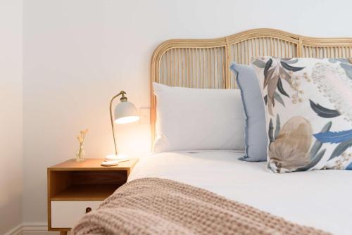 Katil atau katil-katil dalam bilik di Stylish Escape with Sea Breezes & Comfort