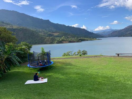 a person sitting on the grass next to a playground at Tres Marias Chivor in Batá