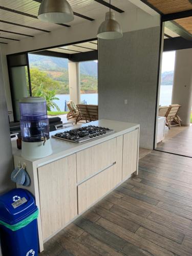 a kitchen with a counter with a stove top oven at Tres Marias Chivor in Batá